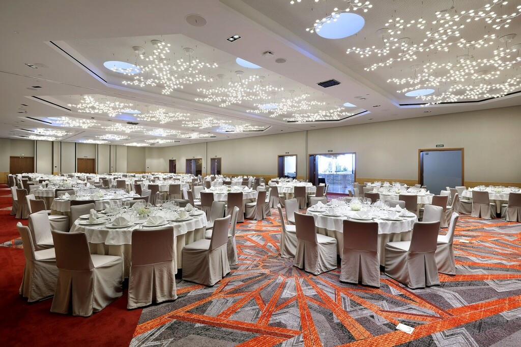 Evenementenruimte met ronde tafels en witte stoelen op Tenerife.