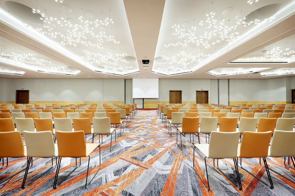 Lege vergaderruimte op Tenerife met stoelen opgesteld en verlicht plafond.