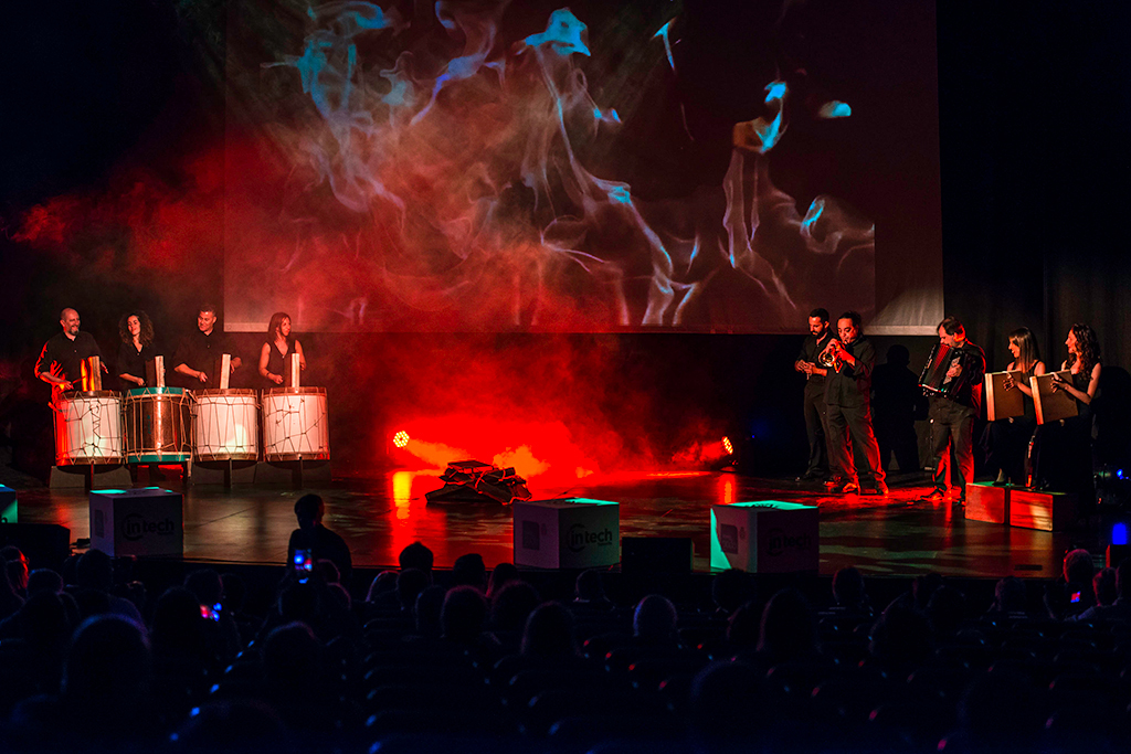 Muzikale show op Tenerife met trommels en visuele projectie op het podium.