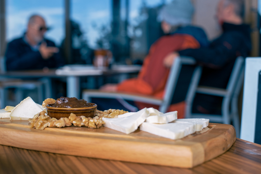 Kaas- en walnotenbord in een café op Tenerife.