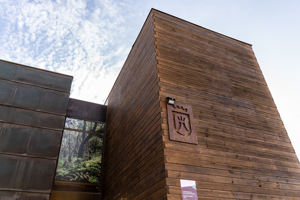 Houten gebouw met logo in het Anaga Rural Park, Tenerife.