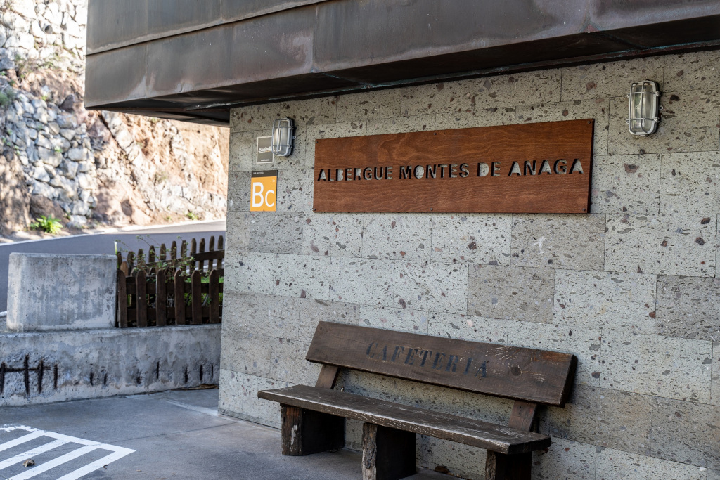 Montes de Anaga Hostel op Tenerife, met een bankje waarop CAFETERIA staat.