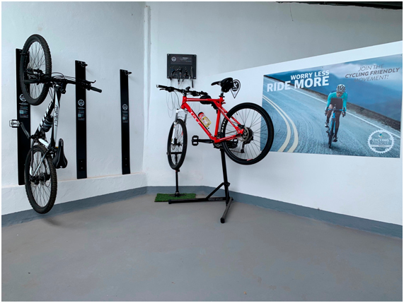 Fietsen op een standplaats en fietsbord op Tenerife waarop staat: Maak je geen zorgen, rijd meer.