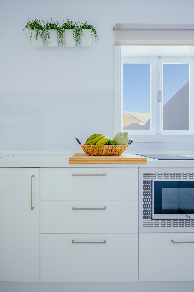 Lichte keuken met fruitmand op een wit aanrecht op Tenerife.