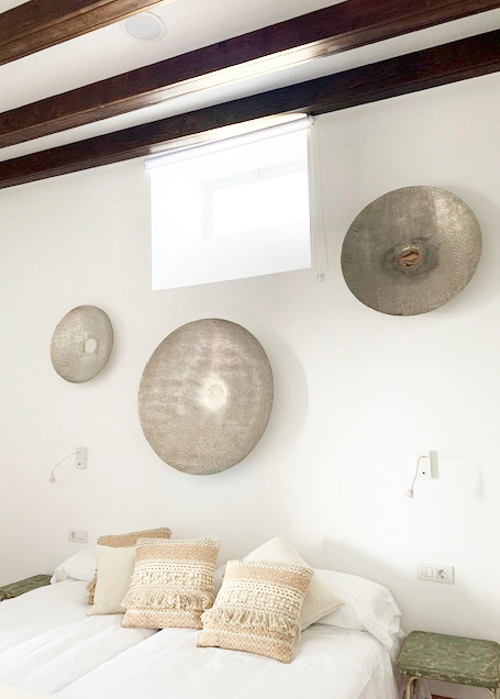 Tweepersoonsbed met decoratieve kussens in een hotelkamer op Tenerife.