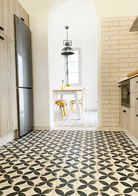 Moderne keuken met geometrische vloer en uitzicht op de eetkamer op Tenerife.