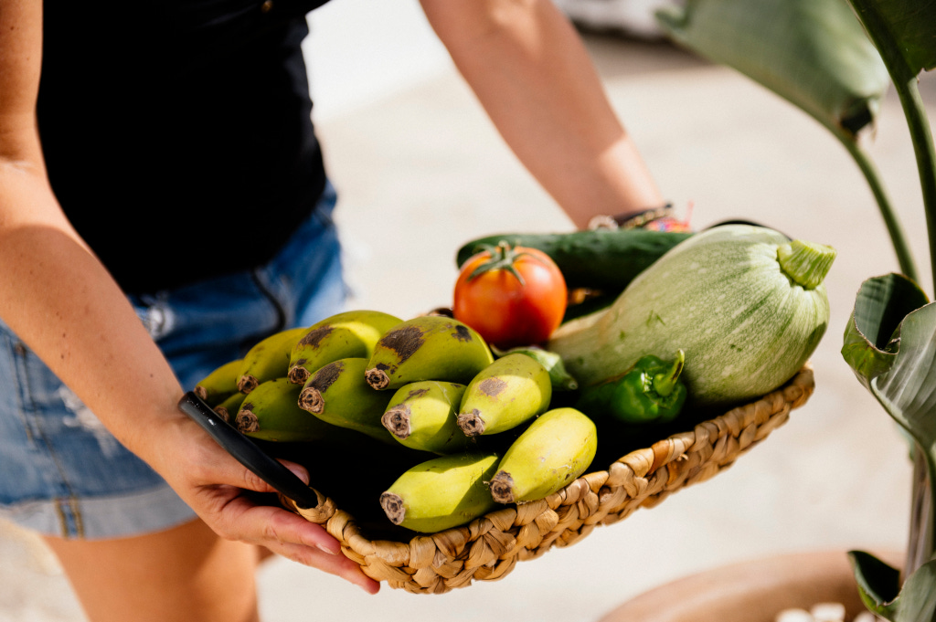 Mand met verse groenten en fruit op Tenerife.