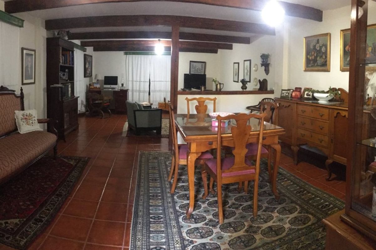 Eet- en woonkamer met houten meubels op Tenerife.