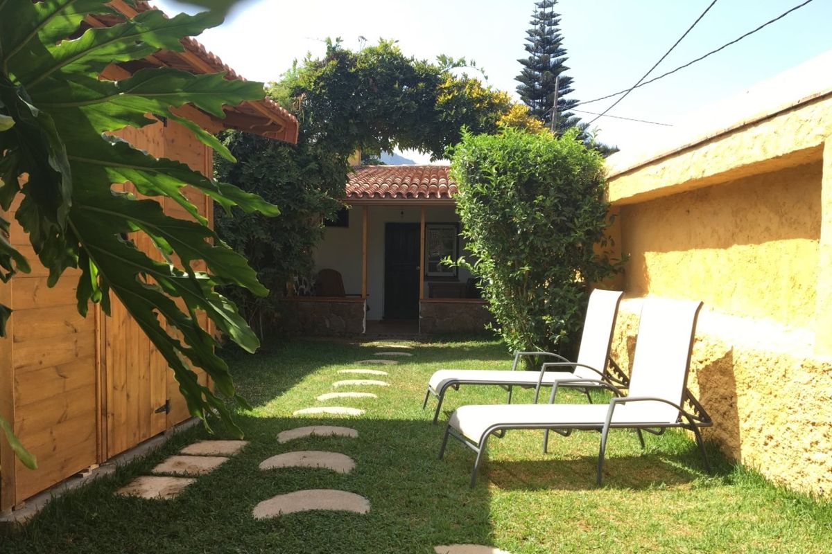 Tuin met fauteuils en stenen pad op Tenerife.
