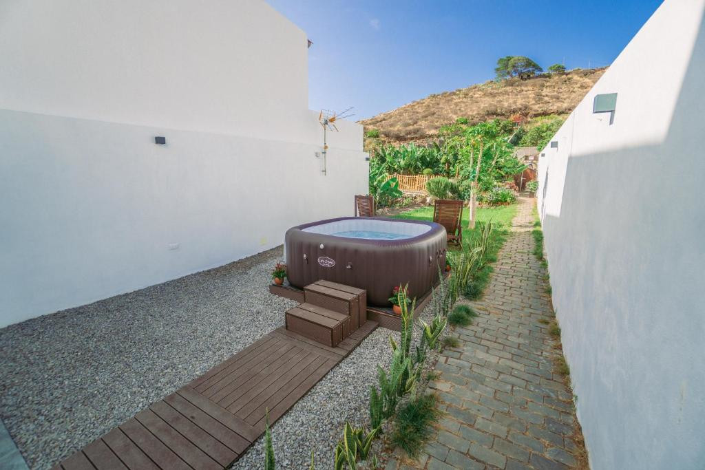 Buitenjacuzzi in een binnenplaats omringd door witte muren op Tenerife.