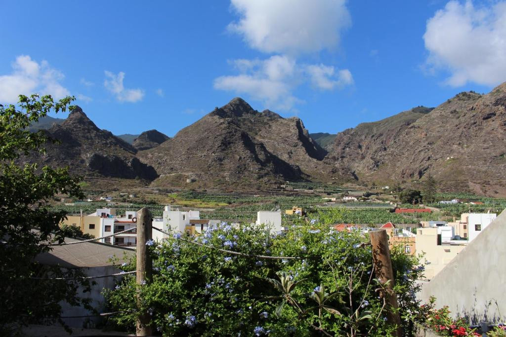 Uitzicht op de bergen en huizen in de gemeente Teno, Tenerife.