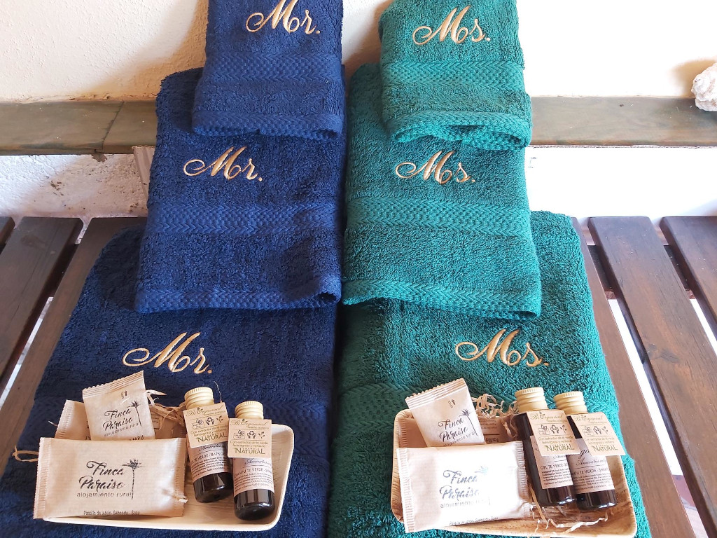 Handdoeken met het label Meneer en Mevrouw met badproducten bij Finca París, Tenerife.