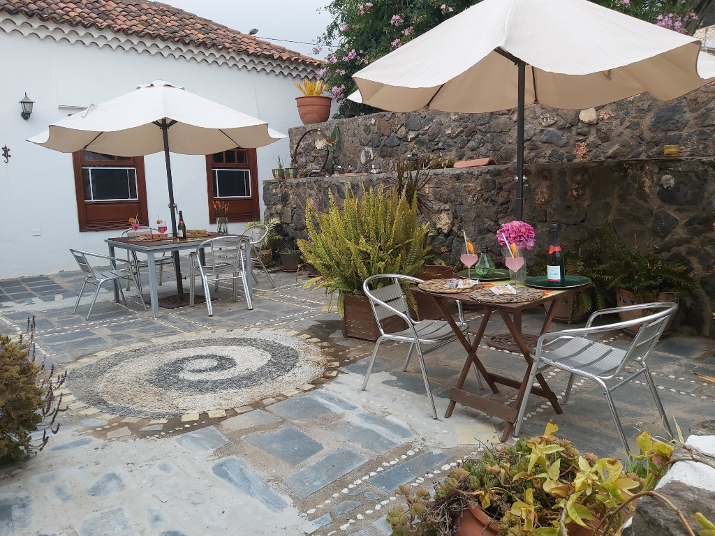 Buitenterras op Tenerife met tafels, stoelen en parasols.