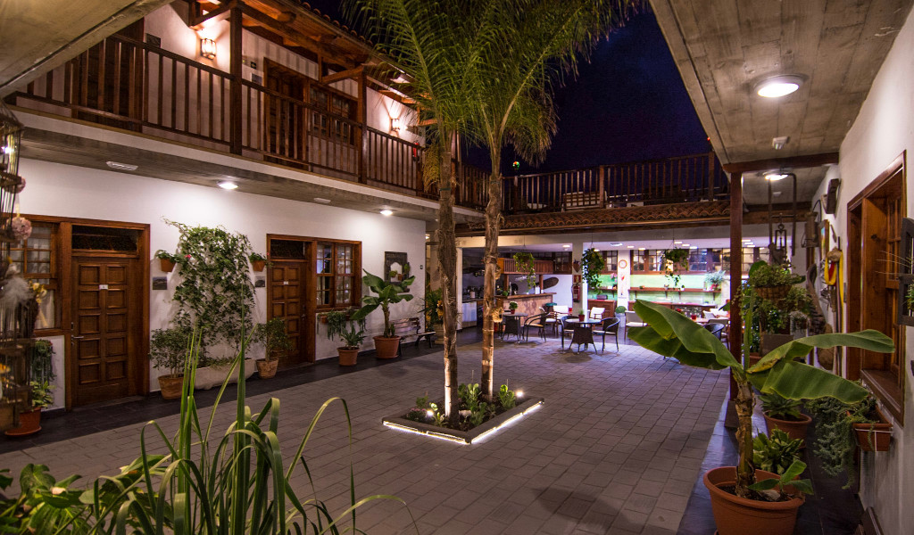 Verlicht binnenplein 's nachts met planten en tafels in La Orotava, Tenerife.