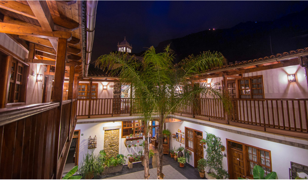 De binnenplaats van een herberg op Tenerife is 's nachts verlicht.