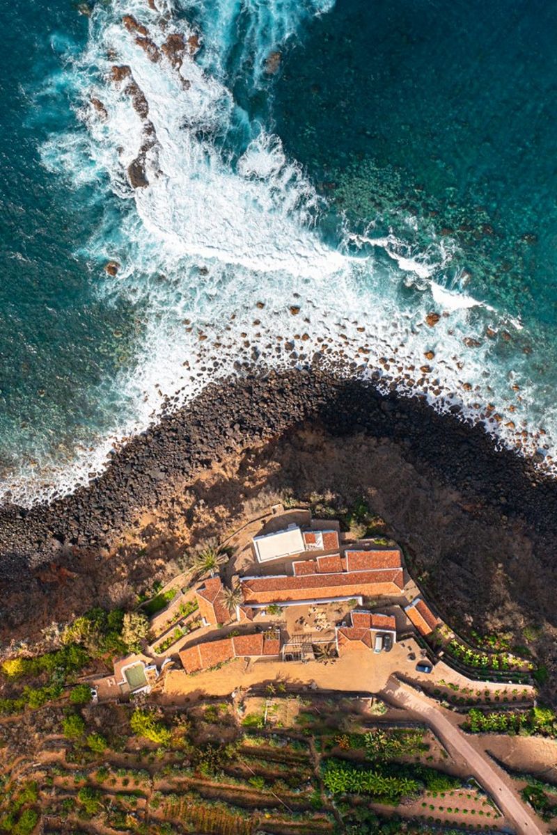 Luchtfoto van de kust en huizen in Buenavista del Norte op Tenerife.