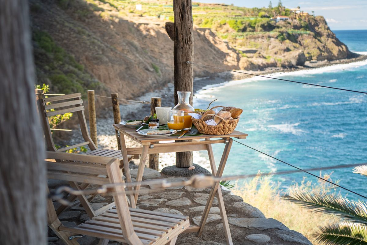 Ontbijt aan zee op Tenerife met uitzicht op de kust.