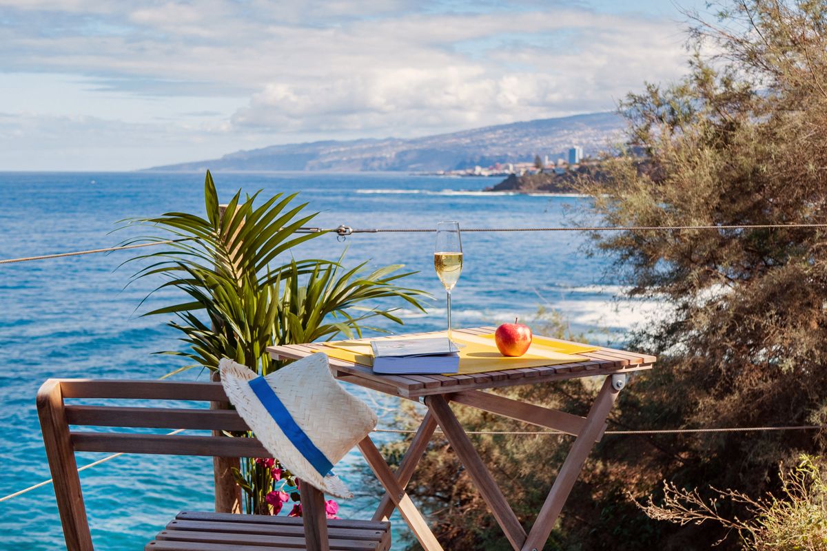 Tafel met glas wijn aan zee op Tenerife.