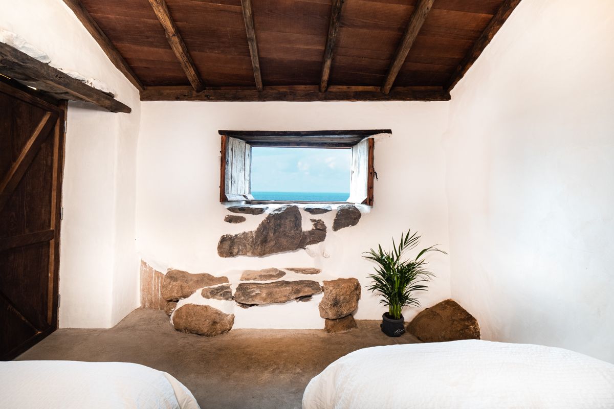 Rustieke kamer met raam naar zee en complex in Casa en Tenerife.