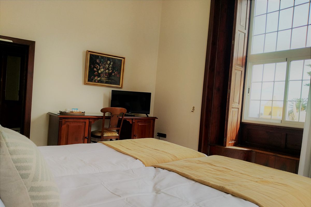 Kamer met tweepersoonsbed, bureau en raam in La Orotava, Tenerife.