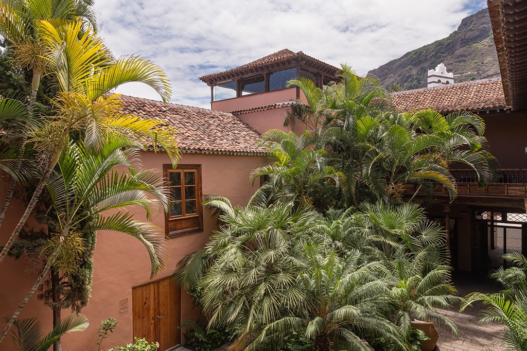 Patio met palmbomen in een traditioneel huis op Tenerife.