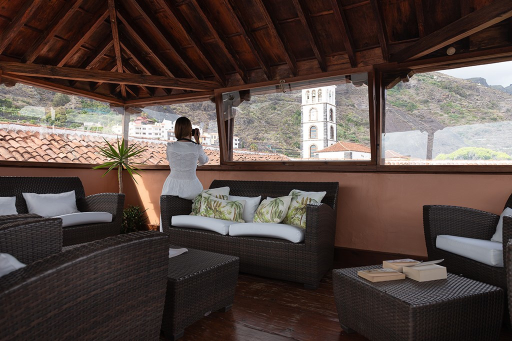 Terras met rieten meubels en uitzicht op de toren in Icod de los Vinos, Tenerife.