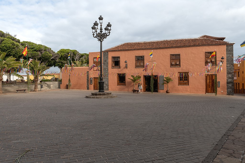 Historisch gebouw en plein met lantaarnpalen en vlaggen in La Orotava, Tenerife.