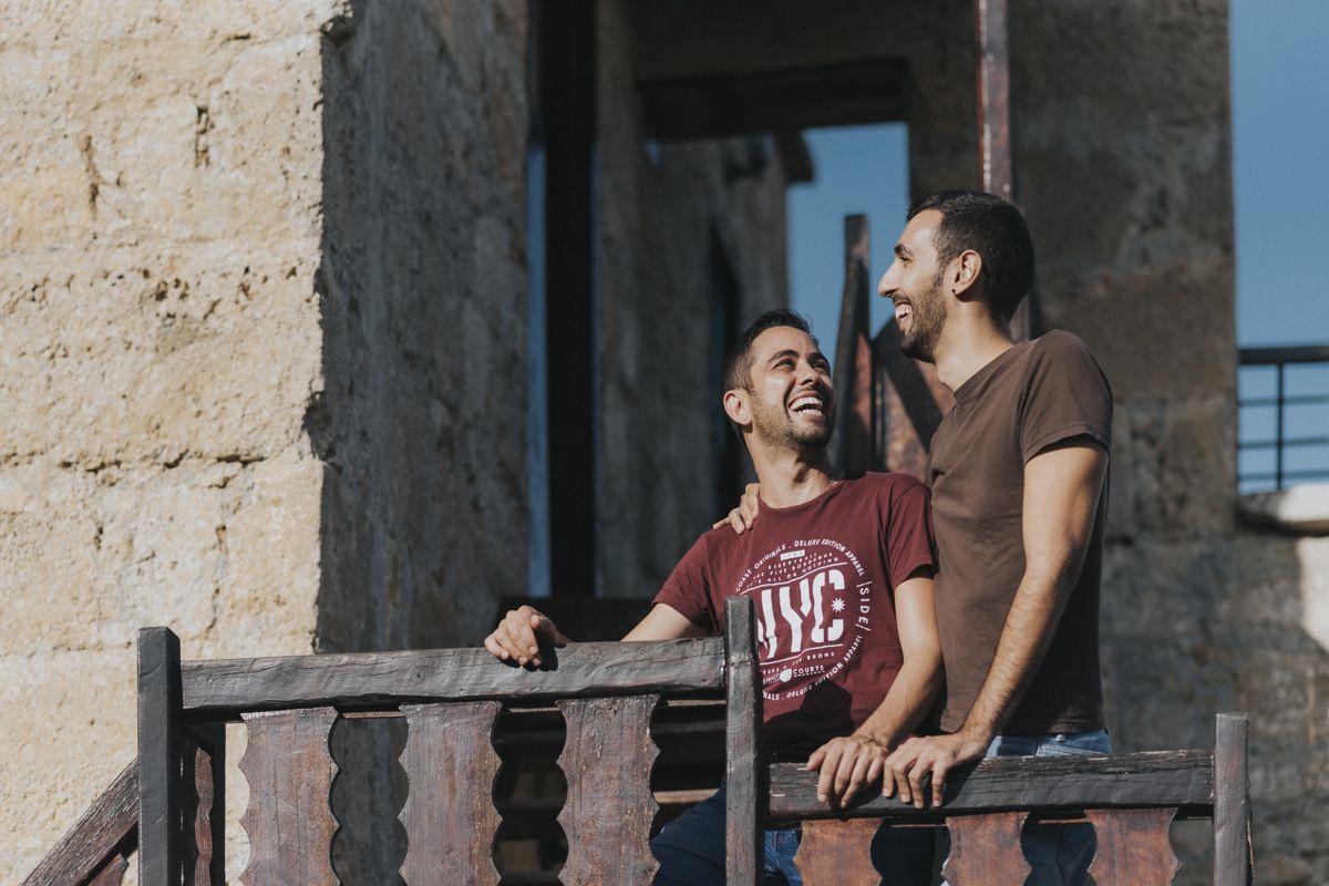 Twee mensen die glimlachen op een balkon op Tenerife.