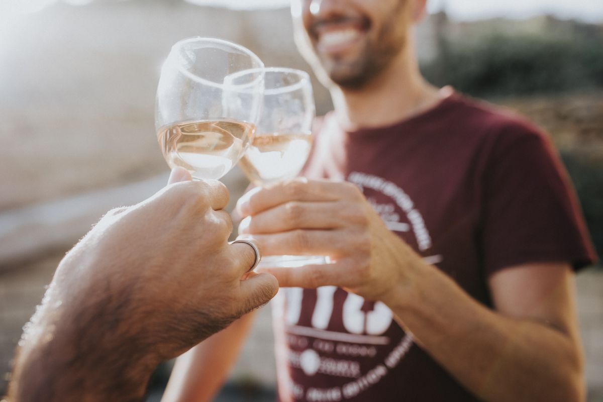 Mensen die proosten met glazen roséwijn in een wijnmakerij op Tenerife.