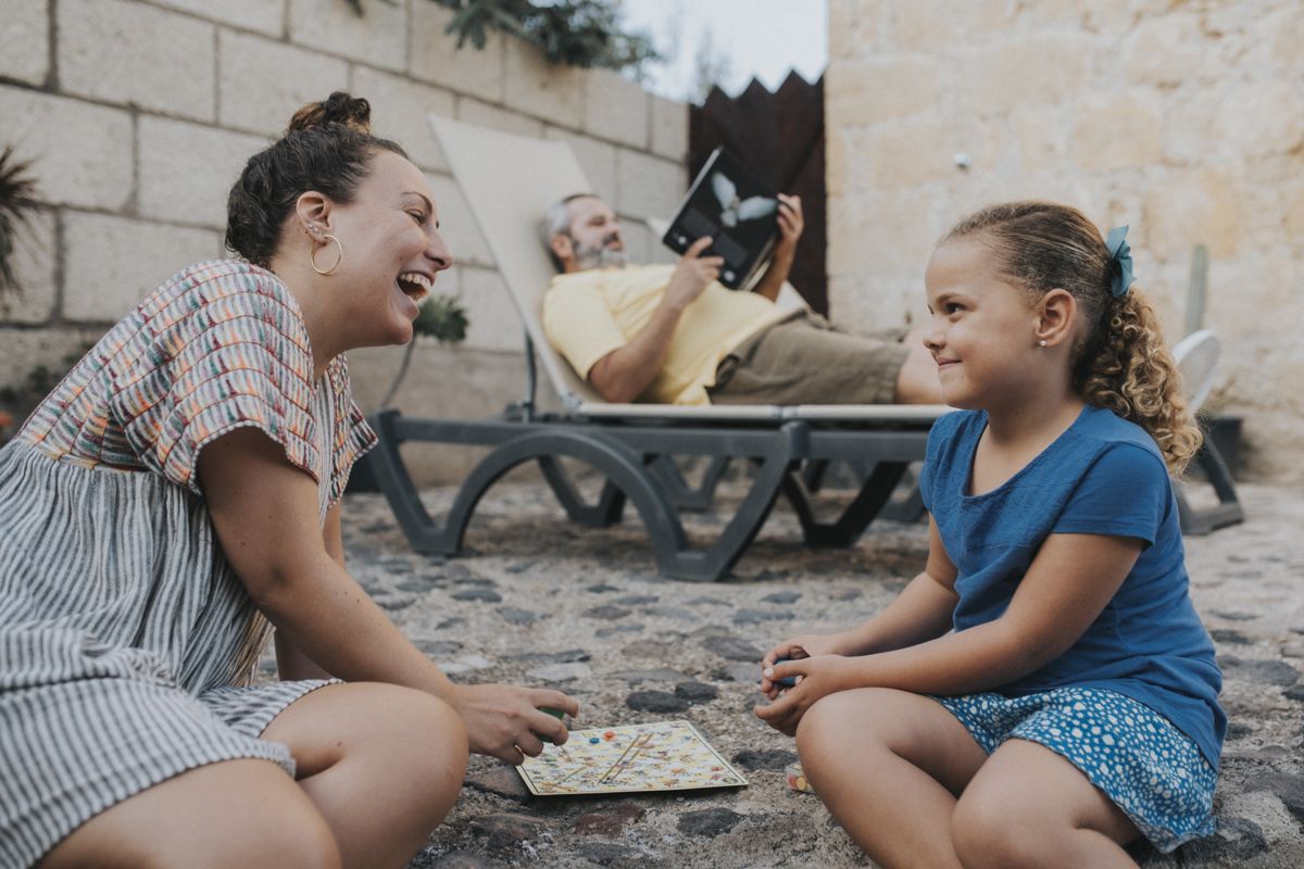 Mensen die buiten spelen en lachen op Tenerife.