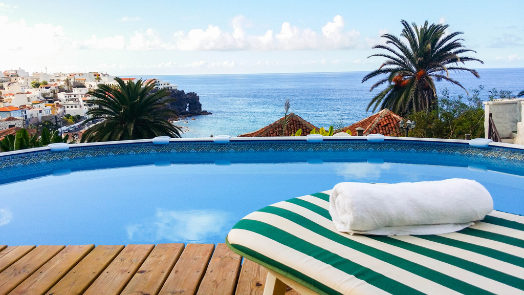Zwembad met zeezicht en huizen in Garachico, Tenerife.