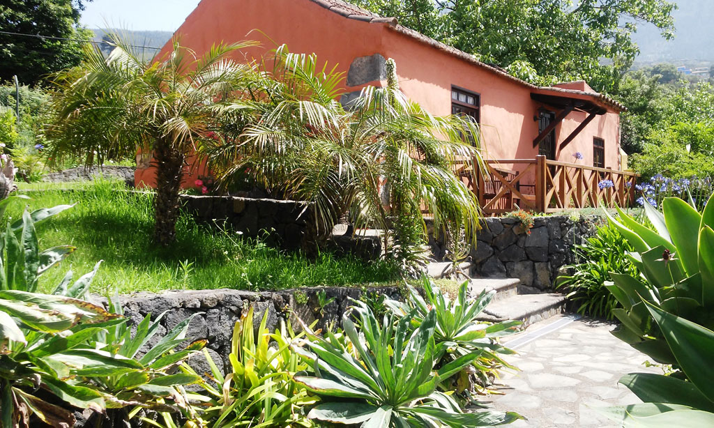 Landhuis met tuin omgeven door palmbomen op Tenerife.