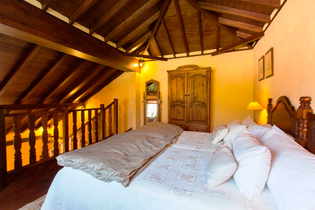 Kamer met groot bed, houten plafond en kledingkast op Tenerife.