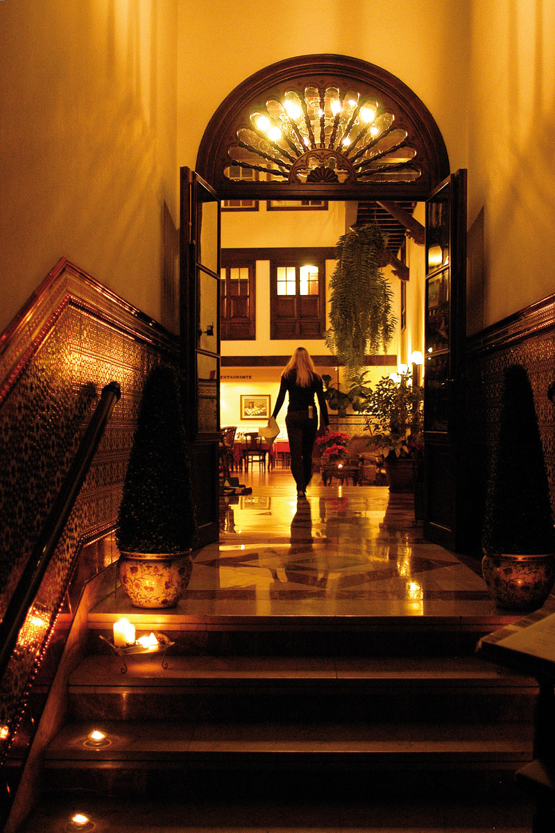 Vrouw betreedt verlicht restaurant in La Orotava, Tenerife.