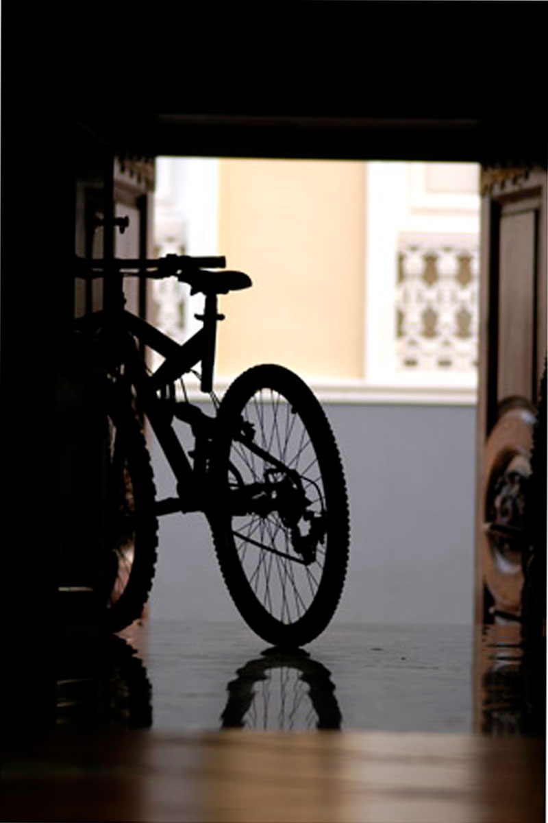 Fiets bij de ingang van een huis op Tenerife.