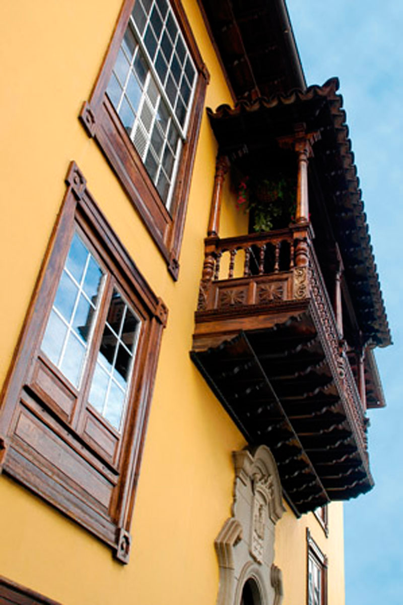 Houten balkon in een huis in La Laguna, Tenerife.