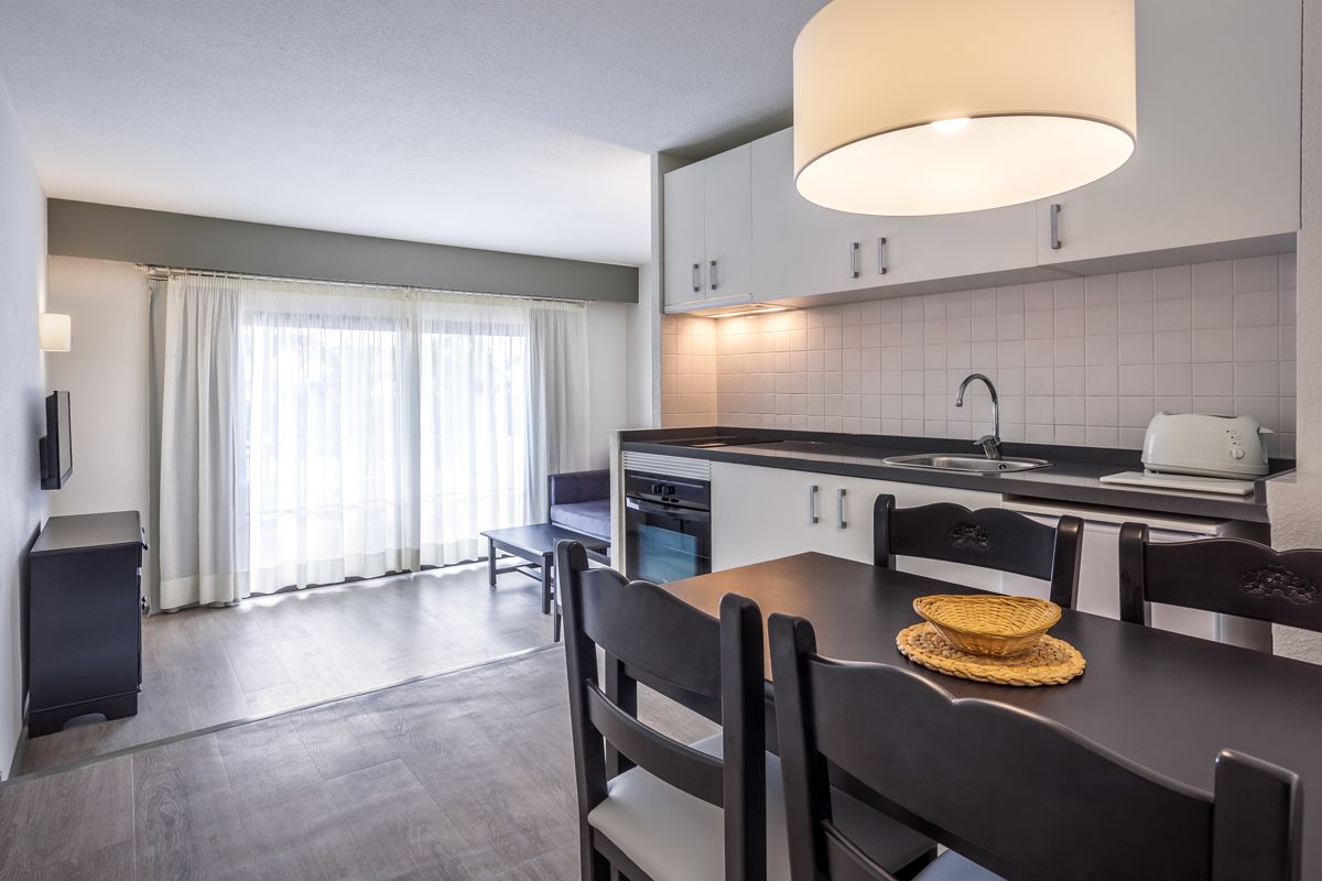 Moderne keuken met tafel en stoelen in het appartement op Tenerife.