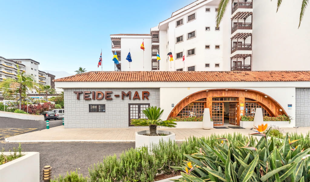 Ingang van het Teide Mar-gebouw met vlaggen in Puerto de la Cruz, Tenerife.