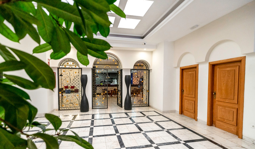 Restaurantingang met smeedijzeren deuren op Tenerife.
