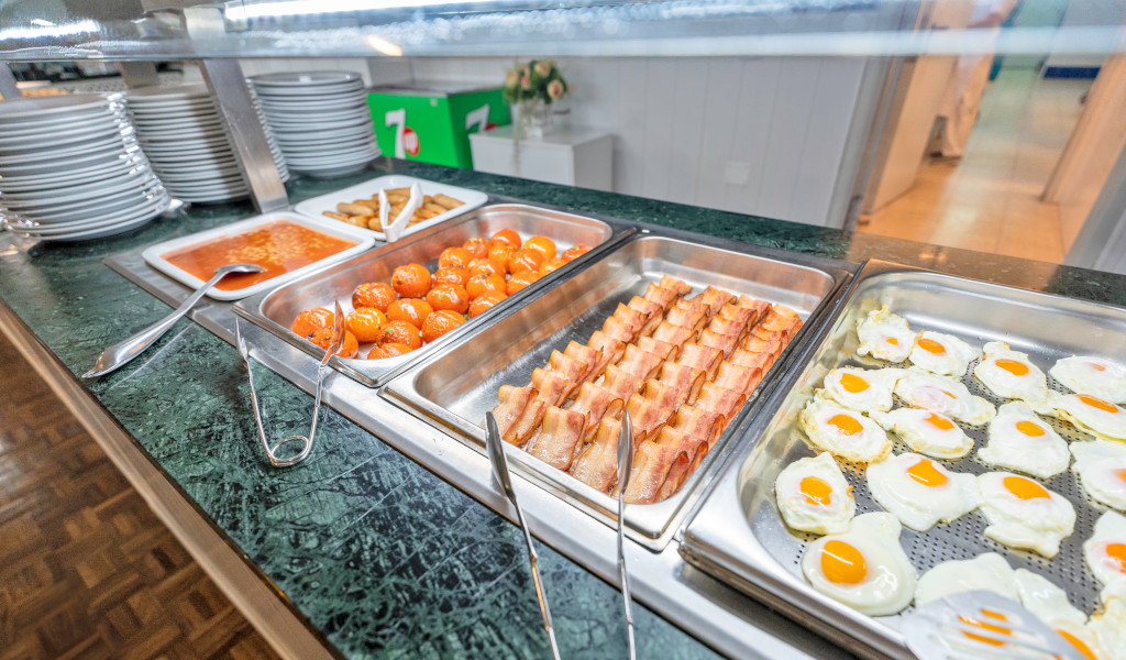 Buffetontbijt met gebakken eieren, spek, tomaten en worstjes op Tenerife.