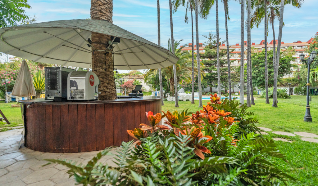 Tropische tuinbar met palmbomen en bloemen op Tenerife.