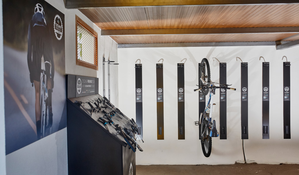 Fiets opgehangen in garage met fietsaccessoires tentoongesteld op Tenerife.