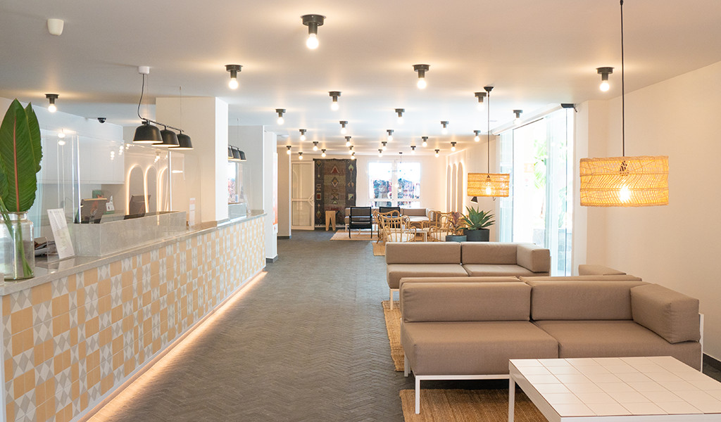 Moderne ontvangst en wachtruimte in een hotel op Tenerife.
