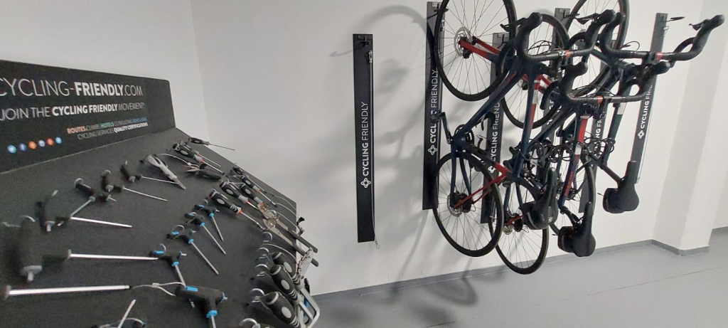 Fietsgereedschap en fietsen hangen aan een standaard op Tenerife.