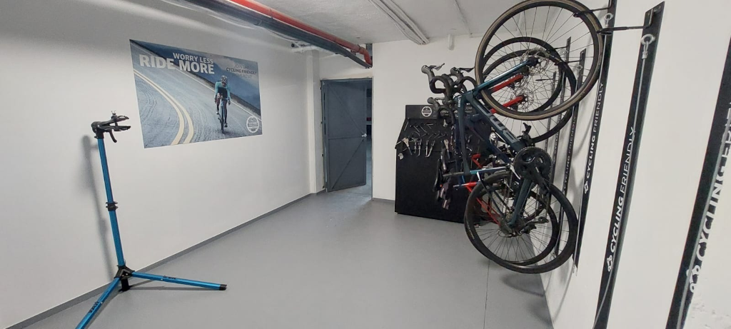 Fietsen hangen en Worry Less, Ride More poster in een kamer op Tenerife.
