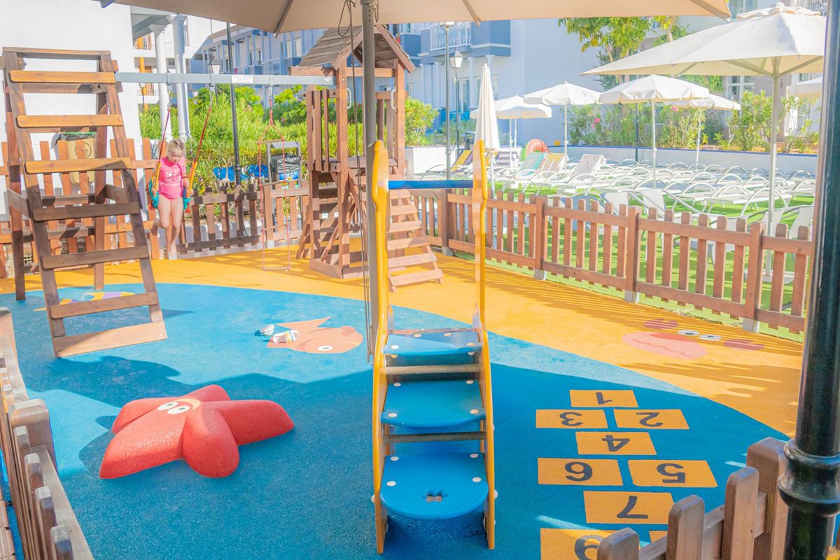 Kinderspeelruimte met schommels en glijbaan in een hotel op Tenerife.