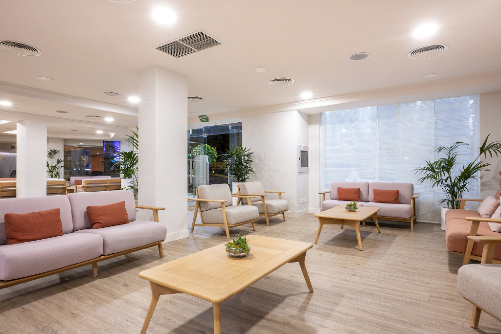 Wachtkamer met banken en planten in een hotel op Tenerife.