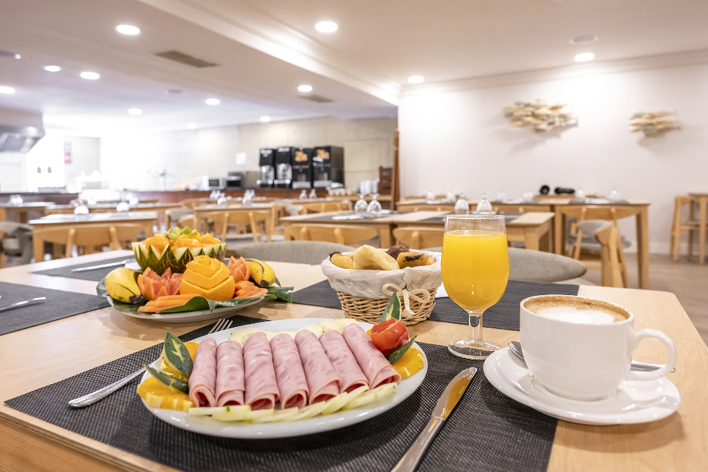 Ontbijt met ham, tropisch fruit en koffie in een restaurant op Tenerife.