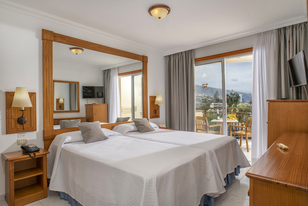 Hotelkamer met balkon en uitzicht op Puerto de la Cruz, Tenerife.