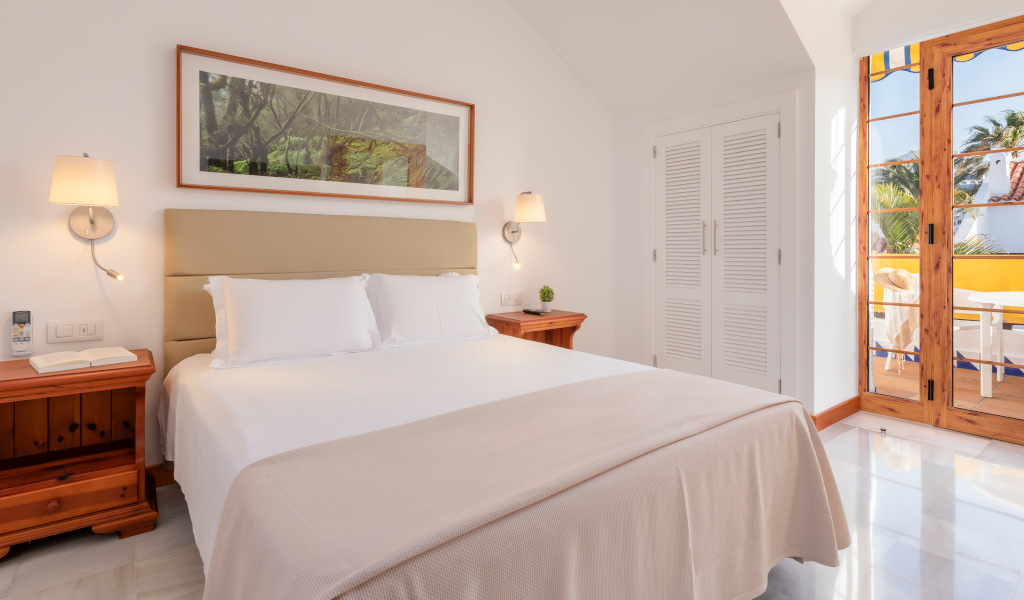 Een lichte kamer met tweepersoonsbed en balkon op Tenerife.